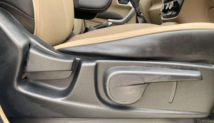 2018 Mahindra TUV300 T10, Diesel, Manual, 56,313 km, Driver Side Adjustment Panel