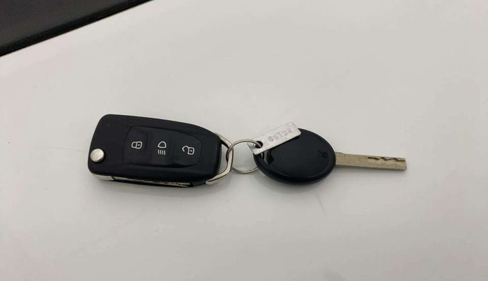 2018 Tata NEXON XM PETROL, Petrol, Manual, 41,099 km, Key Close Up