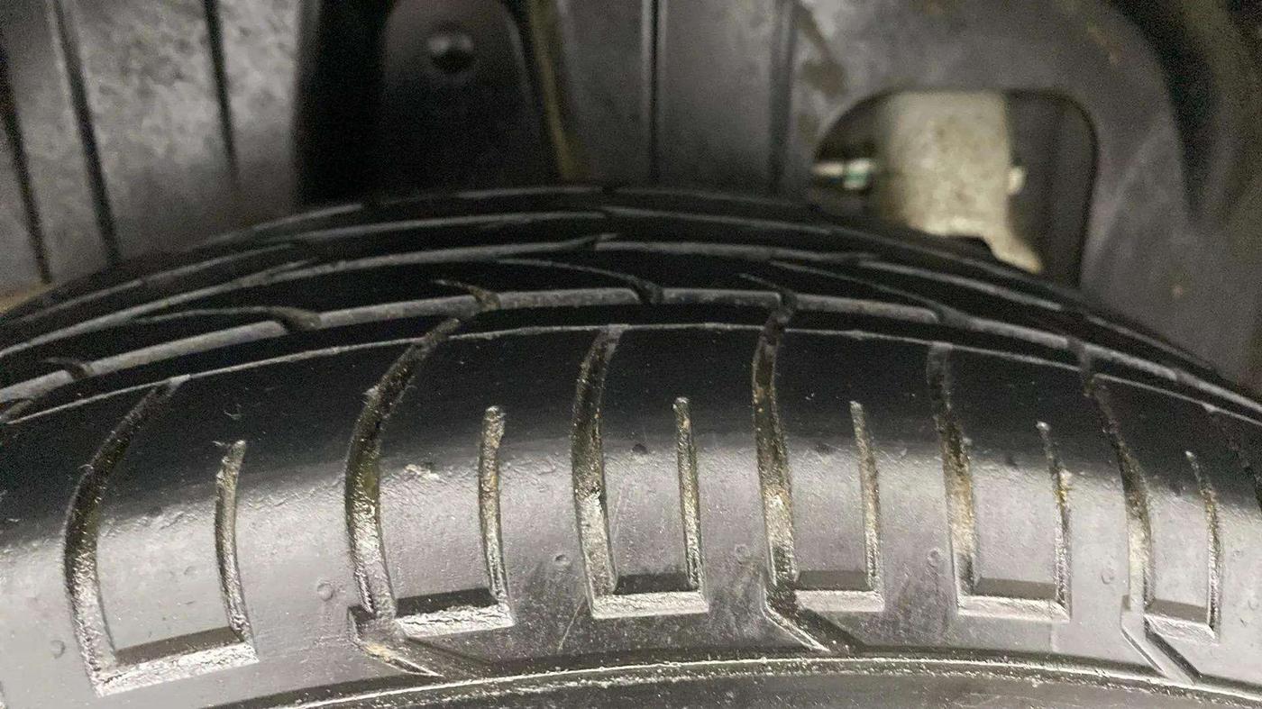 2023 Mahindra XUV300 W8 1.5 DIESEL, Diesel, Manual, 45,974 km, Right Rear Tyre Tread