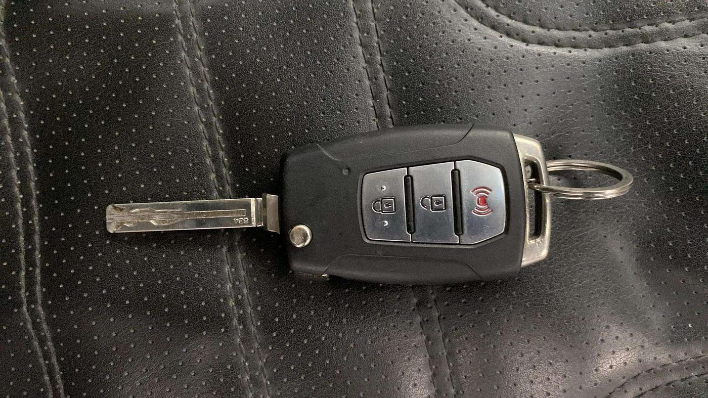 2023 Mahindra XUV300 W8 1.5 DIESEL, Diesel, Manual, 45,974 km, Key Close Up