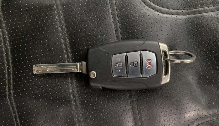 2023 Mahindra XUV300 W8 1.5 DIESEL, Diesel, Manual, 45,865 km, Key Close Up