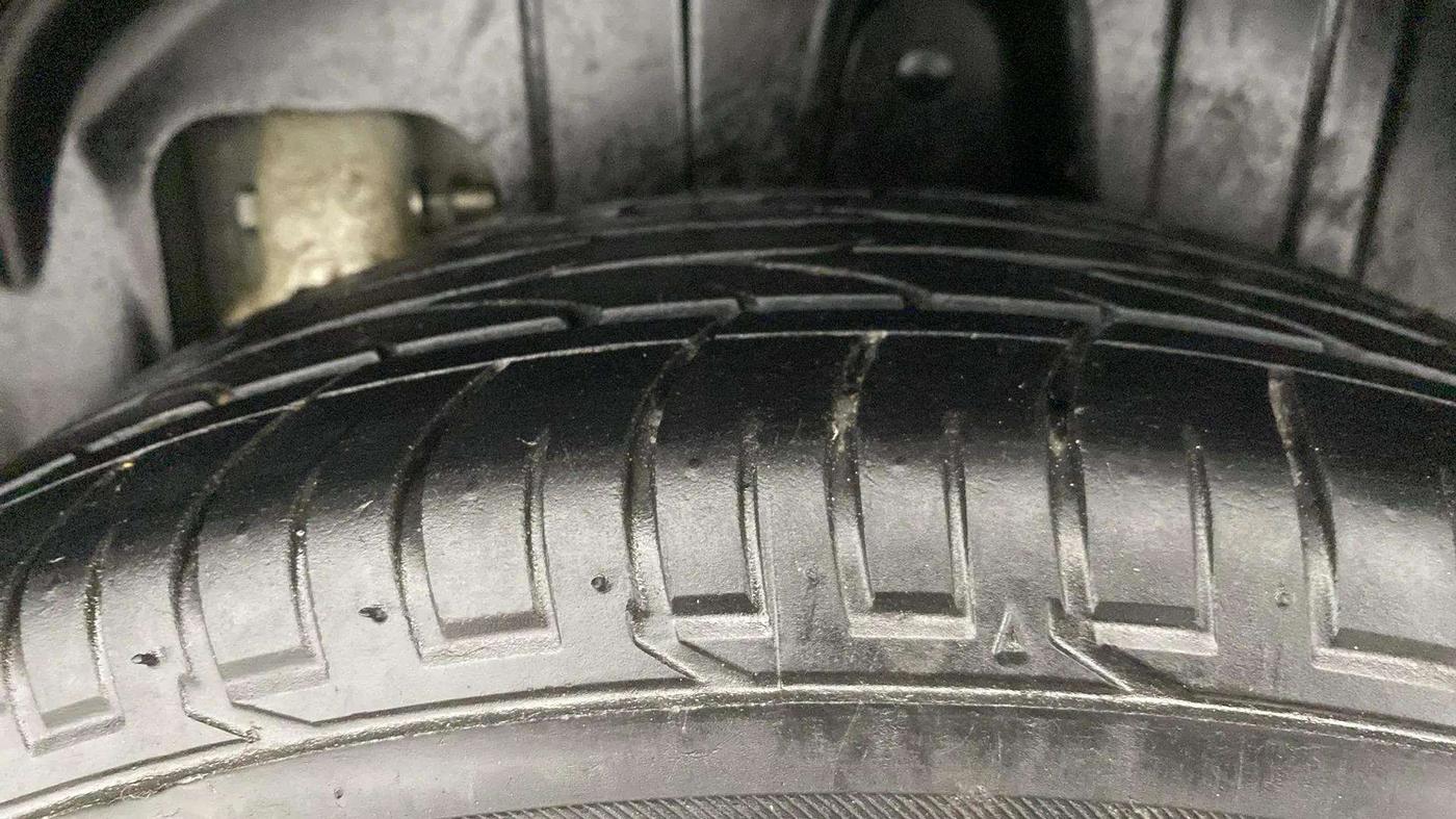 2023 Mahindra XUV300 W8 1.5 DIESEL, Diesel, Manual, 45,974 km, Left Rear Tyre Tread