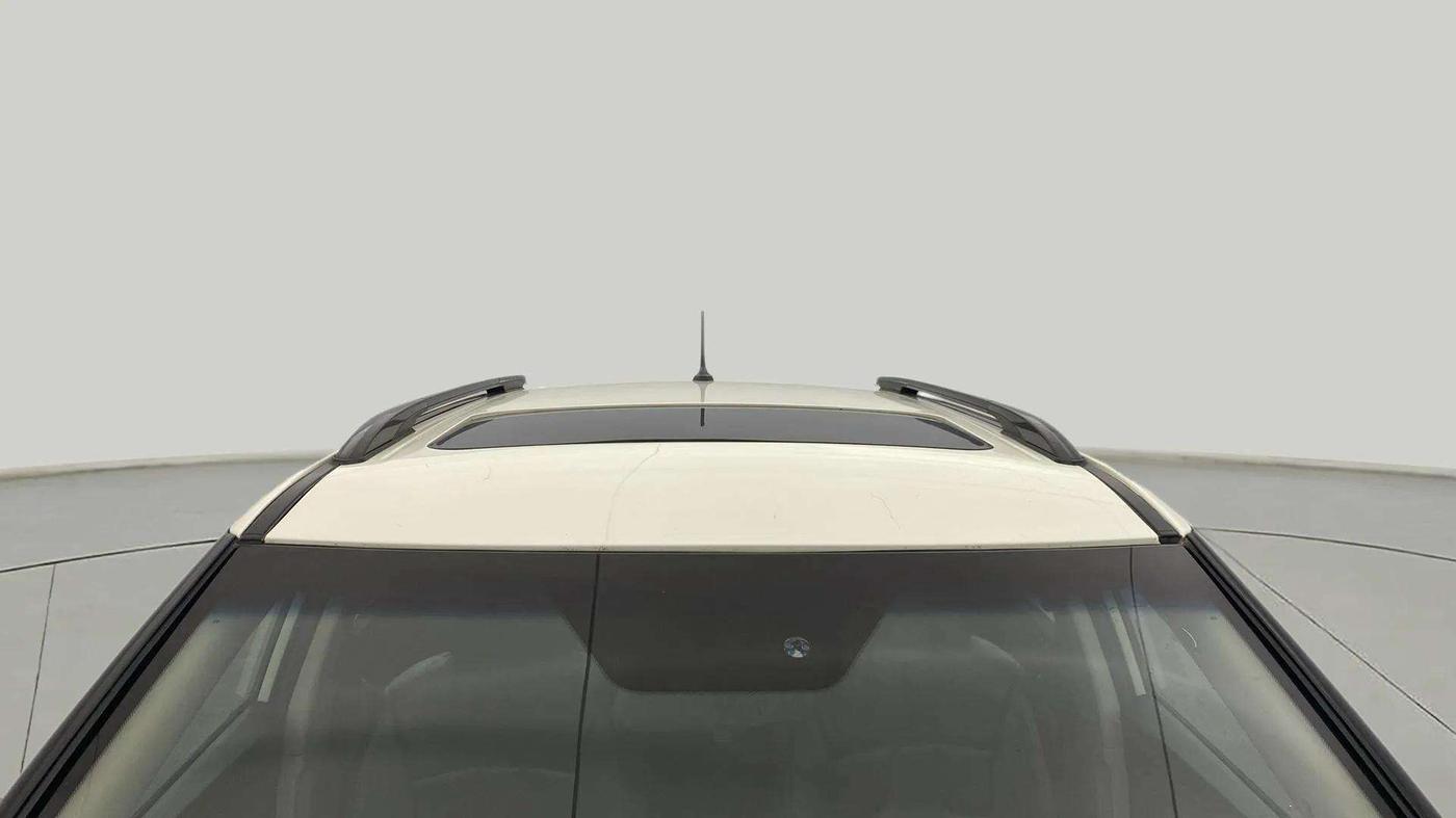 2023 Mahindra XUV300 W8 1.5 DIESEL, Diesel, Manual, 45,974 km, Moonroof/ Sunroof