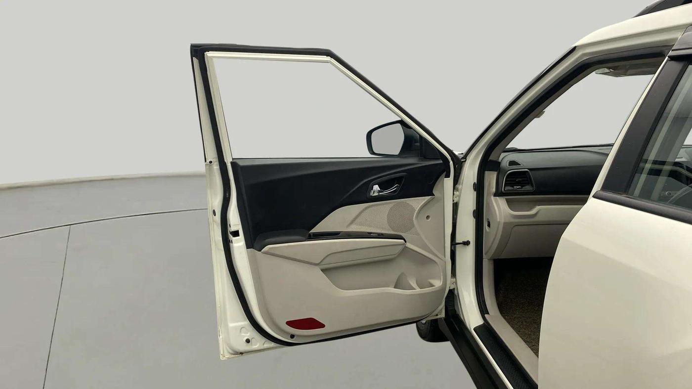 2023 Mahindra XUV300 W8 1.5 DIESEL, Diesel, Manual, 45,974 km, LHS Front Door