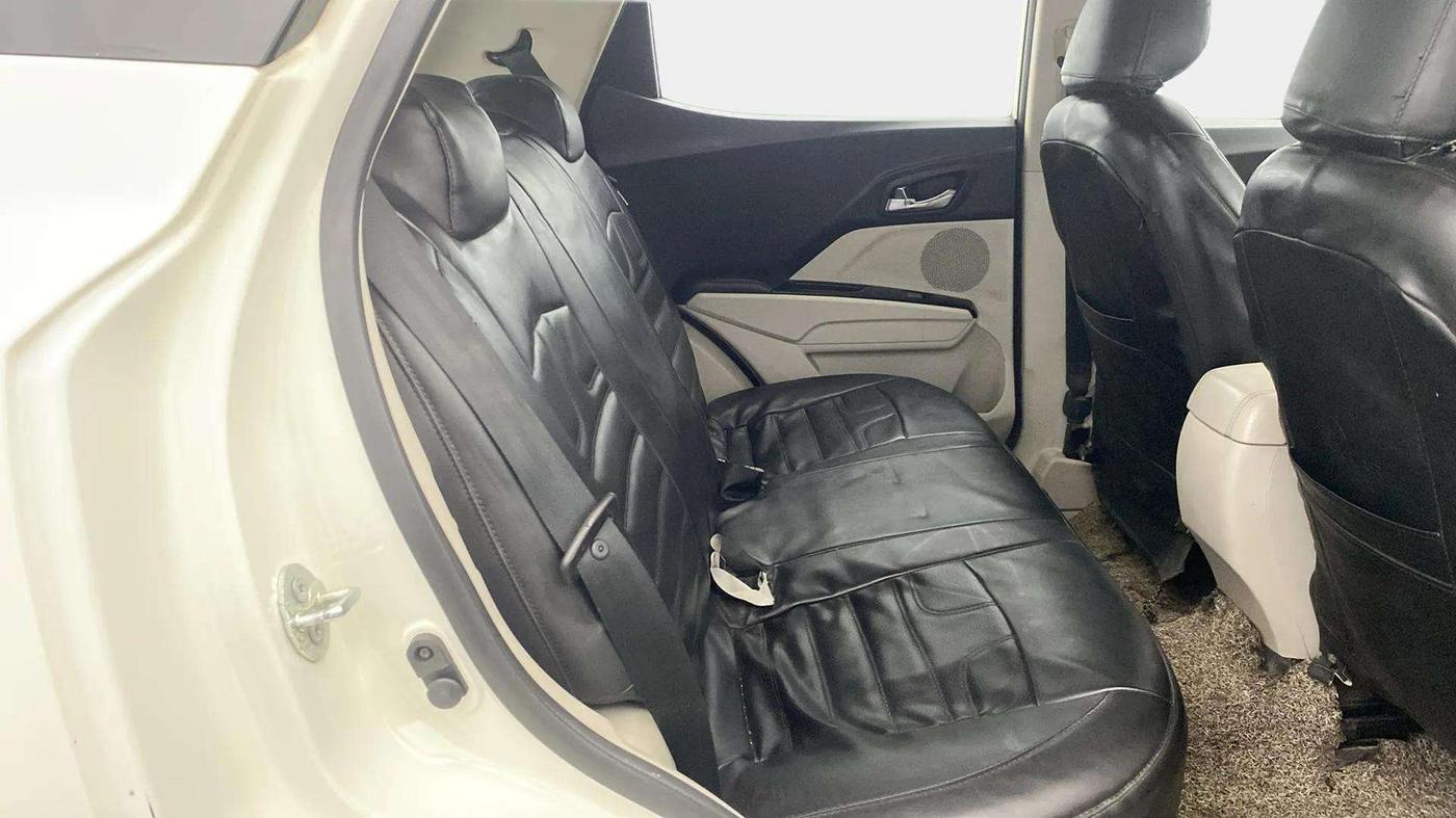2023 Mahindra XUV300 W8 1.5 DIESEL, Diesel, Manual, 45,974 km, Right Side Rear Door Cabin