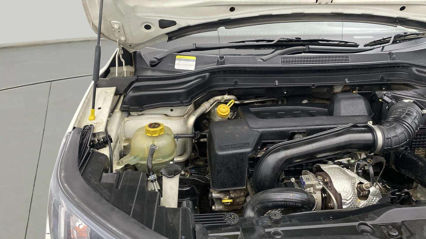 2023 Mahindra XUV300 W8 1.5 DIESEL, Diesel, Manual, 45,974 km, Engine View - Right