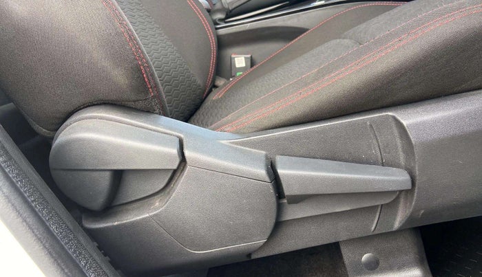 2022 Renault Kiger RXZ MT, Petrol, Manual, 40,194 km, Driver Side Adjustment Panel