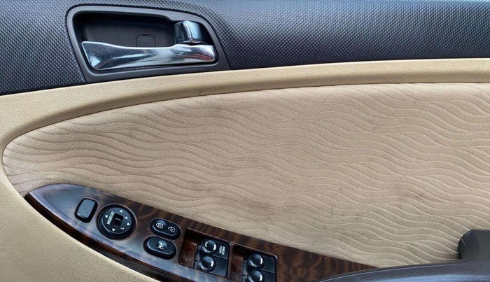 2013 Hyundai Verna FLUIDIC 1.6 VTVT SX, Petrol, Manual, 71,735 km, Driver Side Door Panels Control