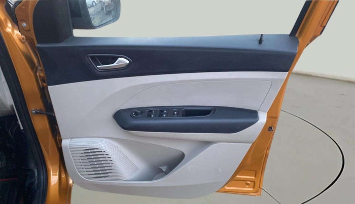 2022 Renault TRIBER RXZ DUAL TONE, Petrol, Manual, 64,345 km, Driver Side Door Panels Control
