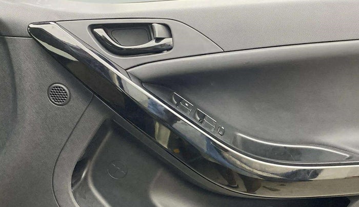 2022 Tata NEXON XZA PLUS (PREMIUM) KAZIRANGA PETROL, Petrol, Automatic, 27,027 km, Driver Side Door Panels Control