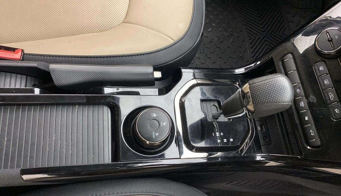 2022 Tata NEXON XZA PLUS (PREMIUM) KAZIRANGA PETROL, Petrol, Automatic, 27,027 km, Gear Lever