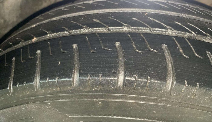 2014 Hyundai i10 MAGNA 1.1, Petrol, Manual, 28,531 km, Right Front Tyre Tread