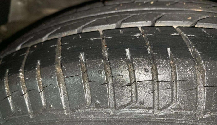 2014 Hyundai i10 MAGNA 1.1, Petrol, Manual, 28,531 km, Right Rear Tyre Tread