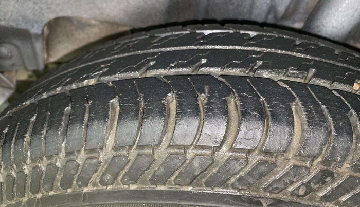 2018 Maruti Swift LXI, Petrol, Manual, 64,201 km, Left Rear Tyre Tread