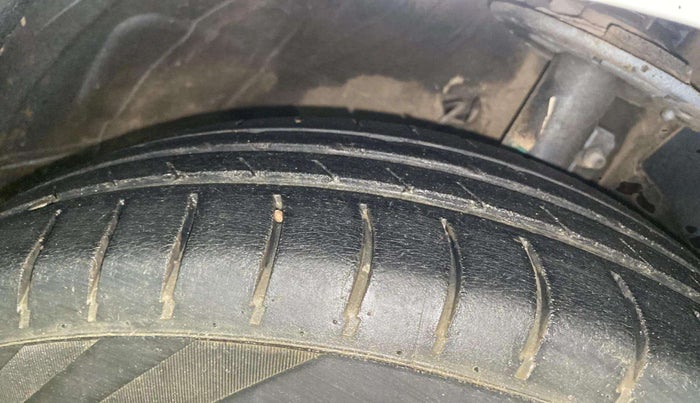 2018 Maruti Swift LXI, Petrol, Manual, 64,201 km, Right Front Tyre Tread