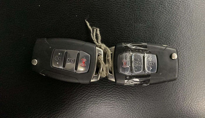 2019 Mahindra XUV300 W8 1.5 DIESEL, Diesel, Manual, 45,119 km, Key Close Up
