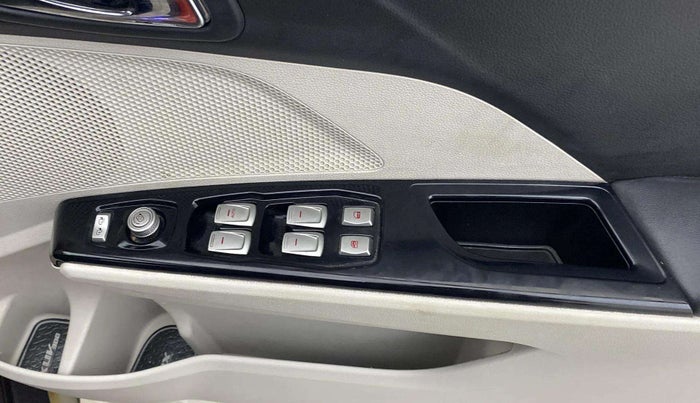 2019 Mahindra XUV300 W8 1.5 DIESEL, Diesel, Manual, 45,119 km, Driver Side Door Panels Control