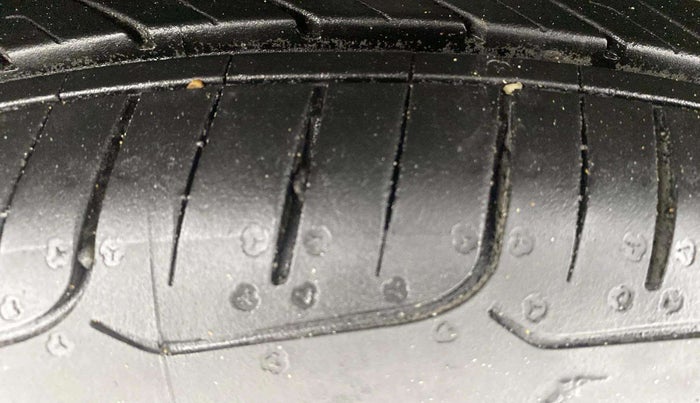 2018 Volkswagen Polo HIGHLINE PLUS 1.0 16 ALLOY, CNG, Manual, 43,183 km, Left Front Tyre Tread