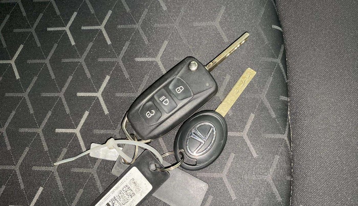 2023 Tata NEXON XM SUNROOF PETROL, Petrol, Manual, 12,956 km, Key Close Up