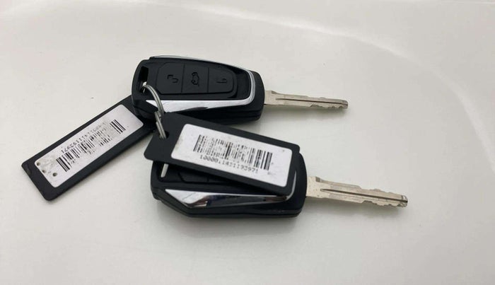 2018 Mahindra KUV 100 NXT K8 P 6 STR, Petrol, Manual, 31,210 km, Key Close Up
