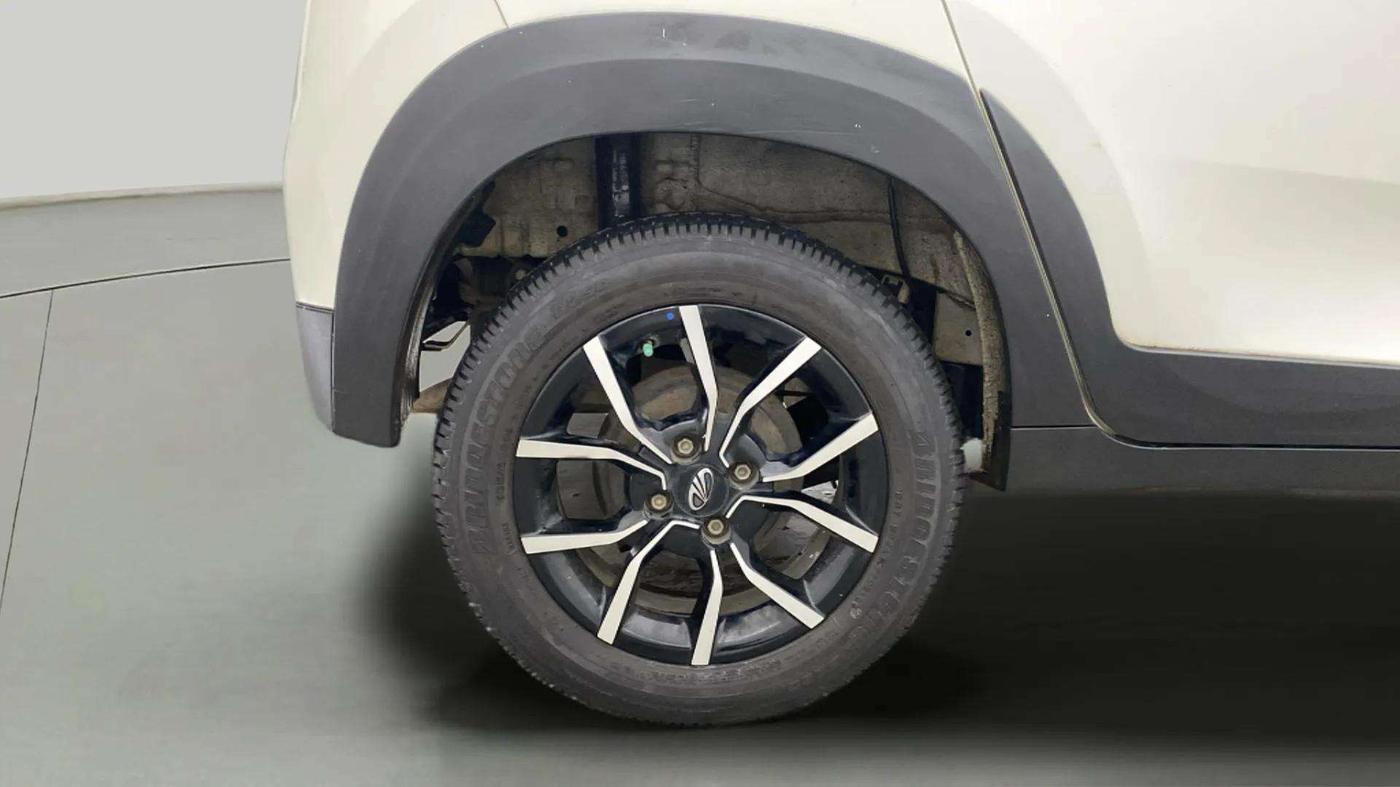 2018 Mahindra KUV 100 NXT K8 P 6 STR, Petrol, Manual, 31,210 km, Right Rear Wheel