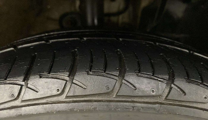 2018 Mahindra KUV 100 NXT K8 P 6 STR, Petrol, Manual, 31,210 km, Right Front Tyre Tread