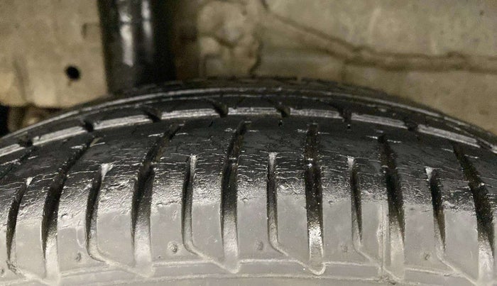 2018 Mahindra KUV 100 NXT K8 P 6 STR, Petrol, Manual, 31,210 km, Right Rear Tyre Tread