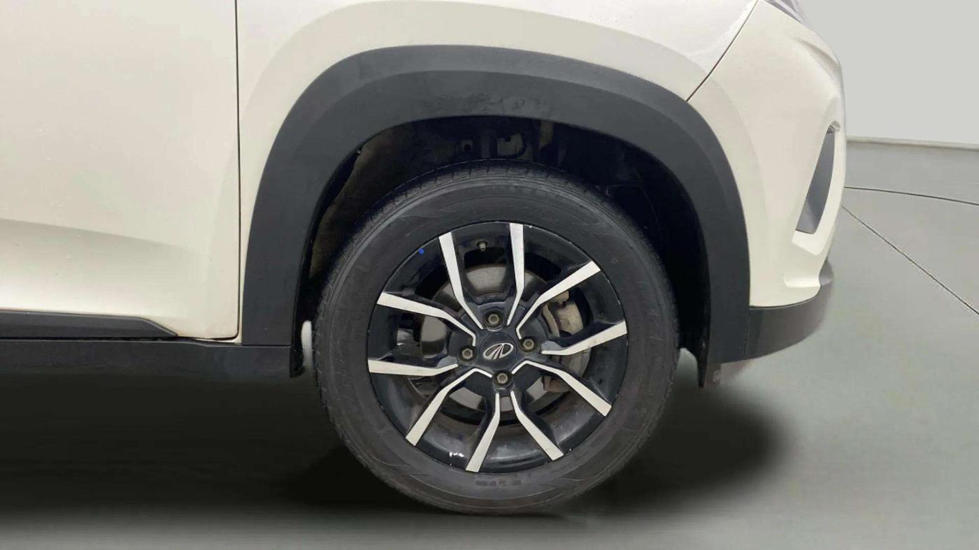 2018 Mahindra KUV 100 NXT K8 P 6 STR, Petrol, Manual, 31,210 km, Right Front Wheel