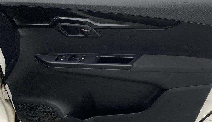 2018 Mahindra KUV 100 NXT K8 P 6 STR, Petrol, Manual, 31,210 km, Driver Side Door Panels Control