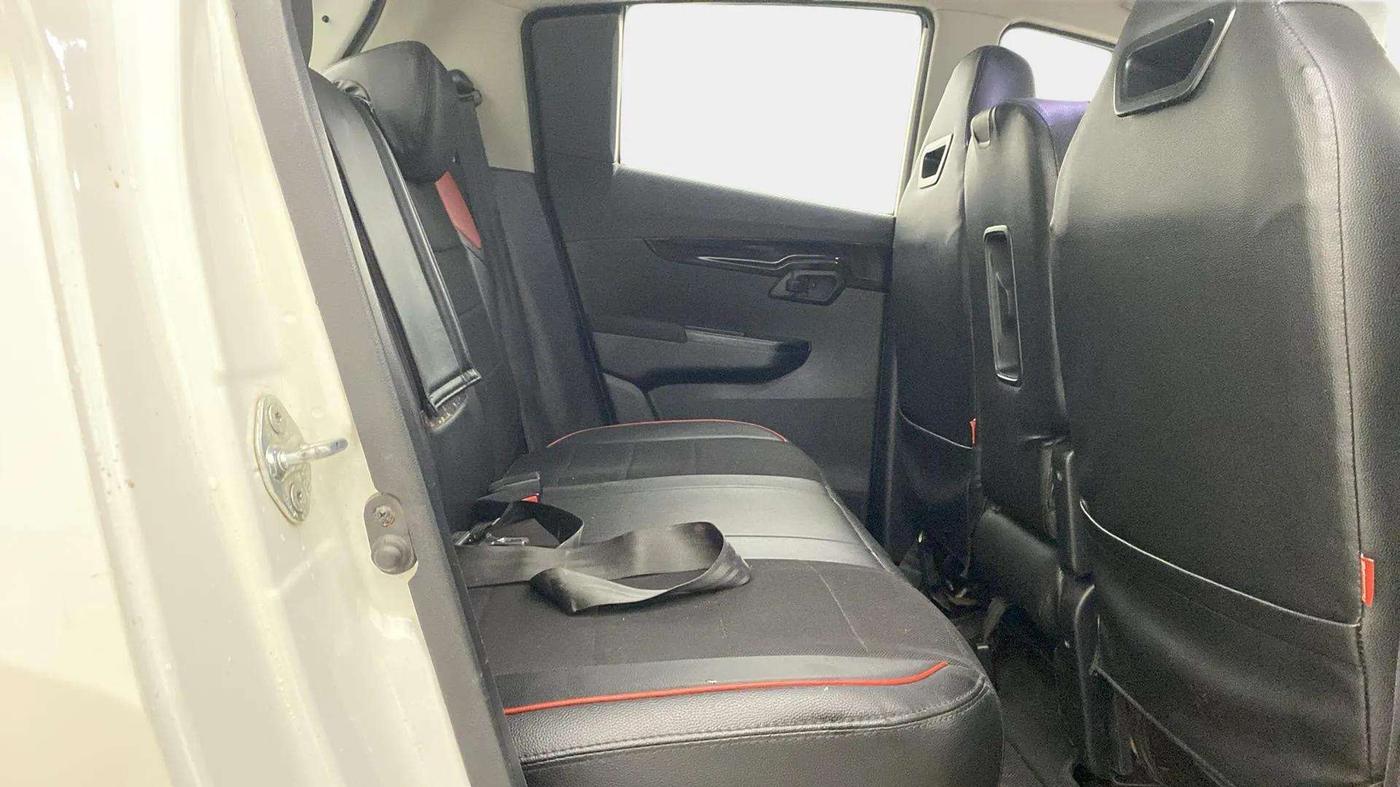 2018 Mahindra KUV 100 NXT K8 P 6 STR, Petrol, Manual, 31,210 km, Right Side Rear Door Cabin