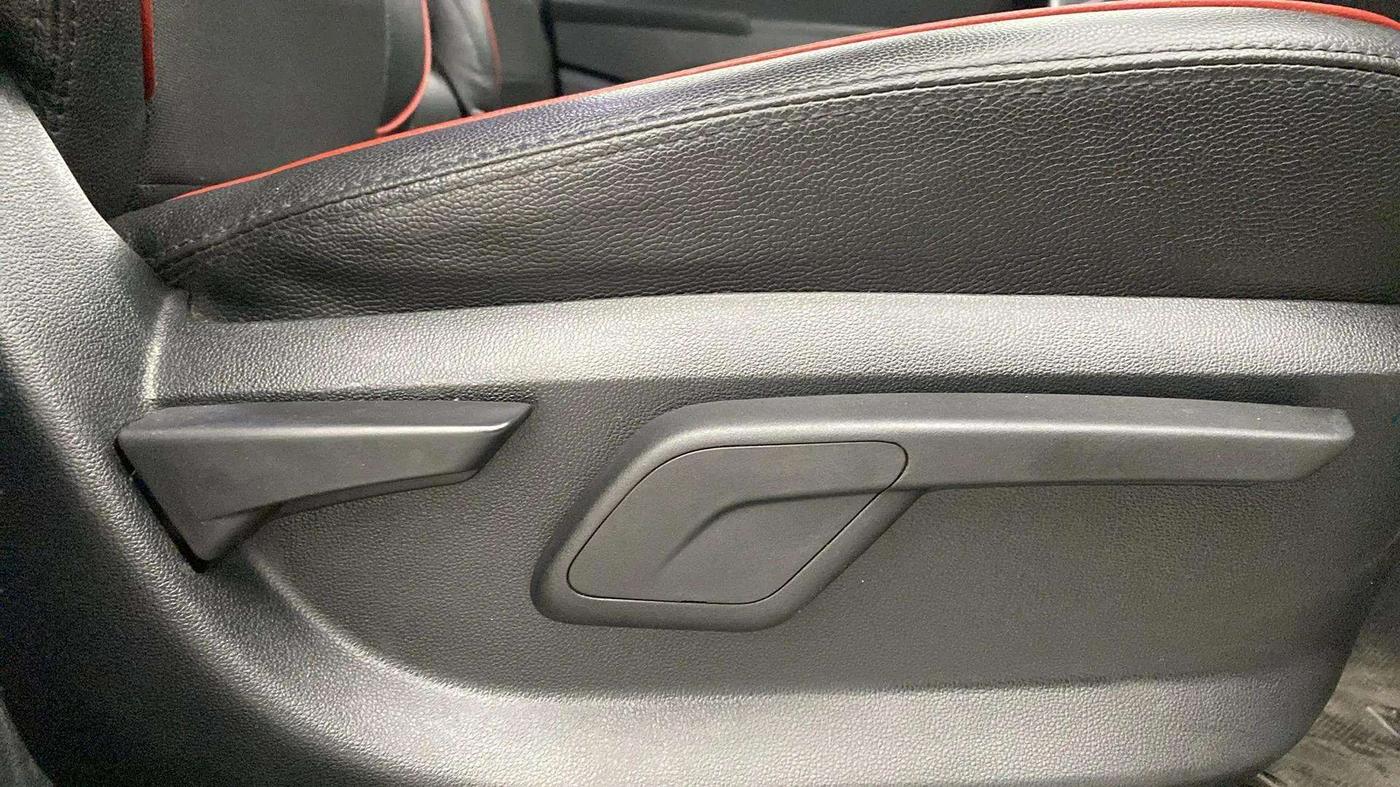 2018 Mahindra KUV 100 NXT K8 P 6 STR, Petrol, Manual, 31,210 km, Driver Side Adjustment Panel