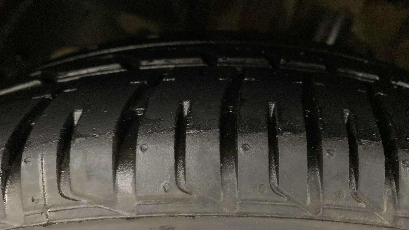 2018 Mahindra KUV 100 NXT K8 P 6 STR, Petrol, Manual, 31,210 km, Left Front Tyre Tread