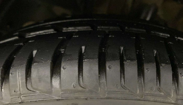 2018 Mahindra KUV 100 NXT K8 P 6 STR, Petrol, Manual, 31,210 km, Left Front Tyre Tread