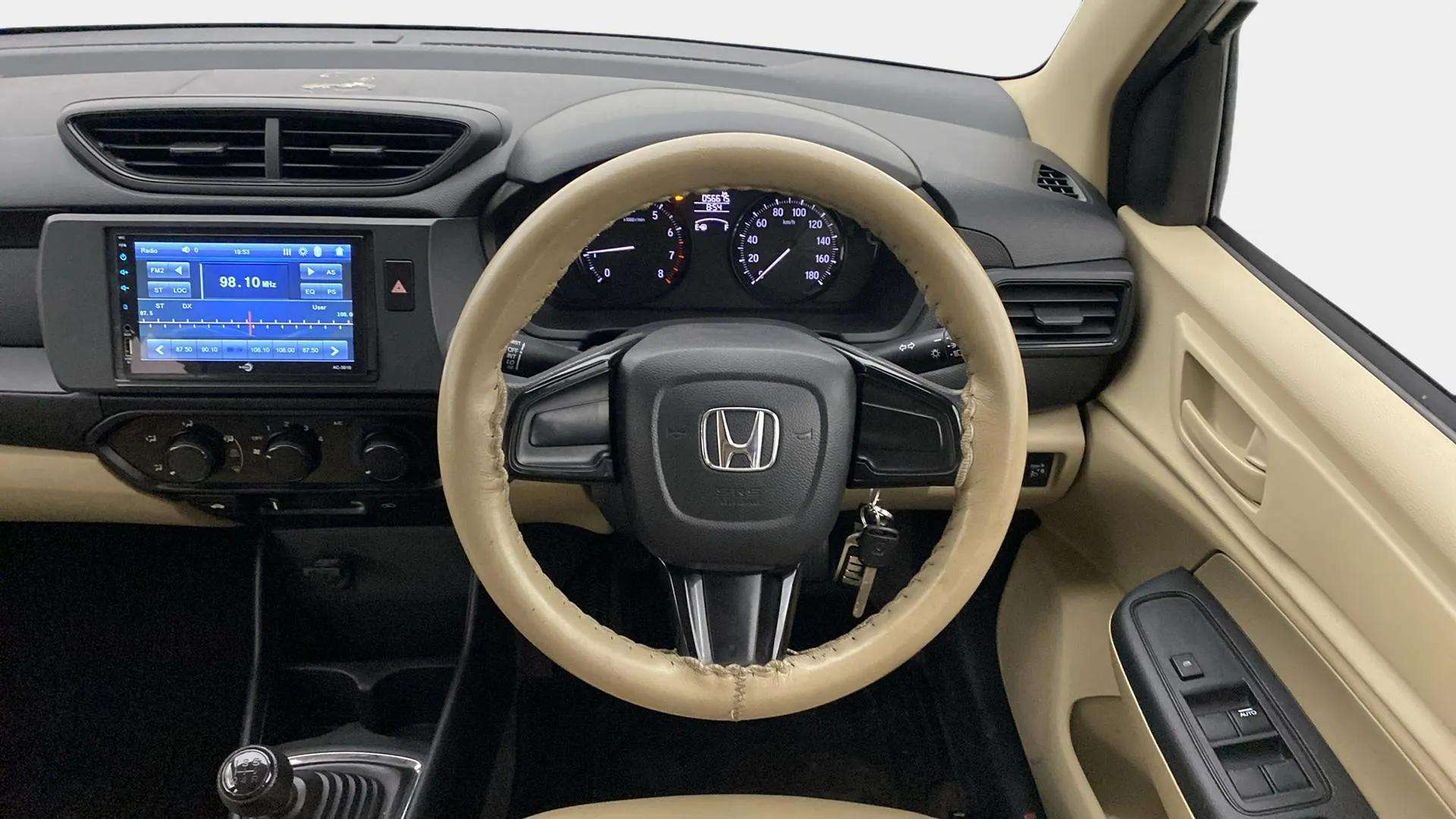 Steering-wheel-close-up-29