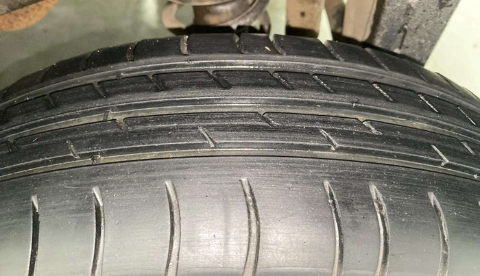 2017 Maruti Eeco 5 STR WITH A/C+HTR, Petrol, Manual, 64,370 km, Left Rear Tyre Tread