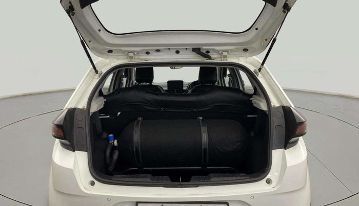 2020 Tata ALTROZ XE PETROL, CNG, Manual, 75,236 km, Boot Inside