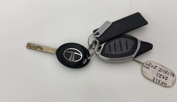 2020 Tata ALTROZ XE PETROL, CNG, Manual, 75,236 km, Key Close Up