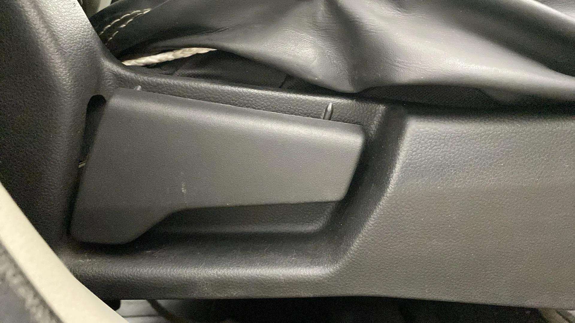 Driver-side-adjustment-panel-40