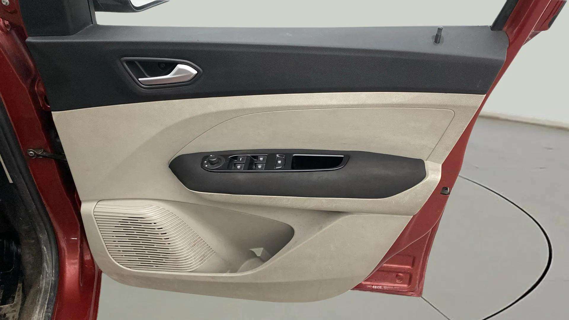 Driver-side-door-panel-control-39