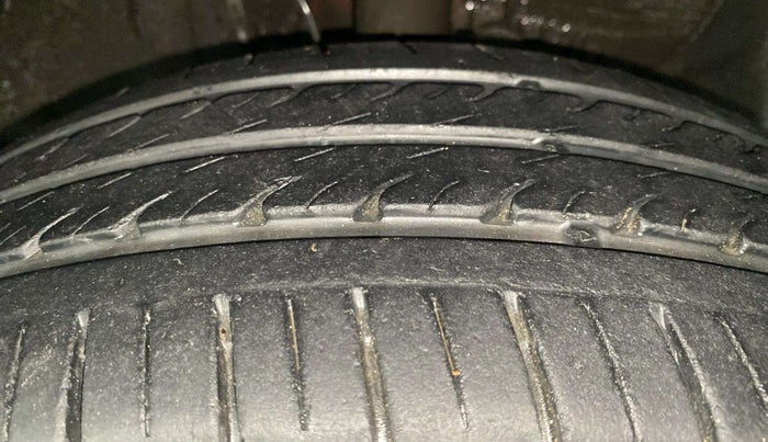 2014 Hyundai Elite i20 MAGNA 1.2, Petrol, Manual, 28,844 km, Right Front Tyre Tread