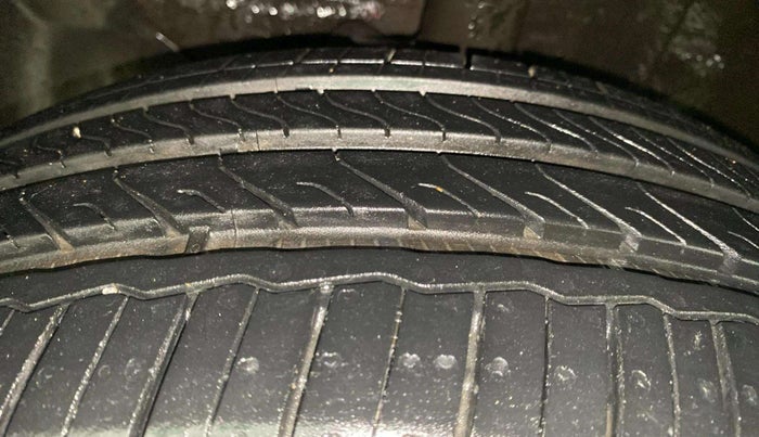 2014 Hyundai Elite i20 MAGNA 1.2, Petrol, Manual, 28,844 km, Left Front Tyre Tread