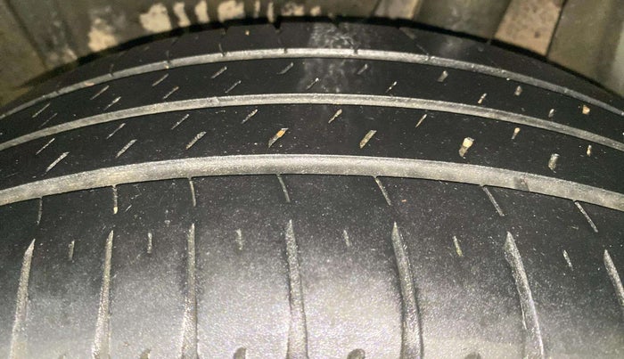 2022 Maruti Ertiga ZXI (O) CNG, CNG, Manual, 222 km, Left Rear Tyre Tread