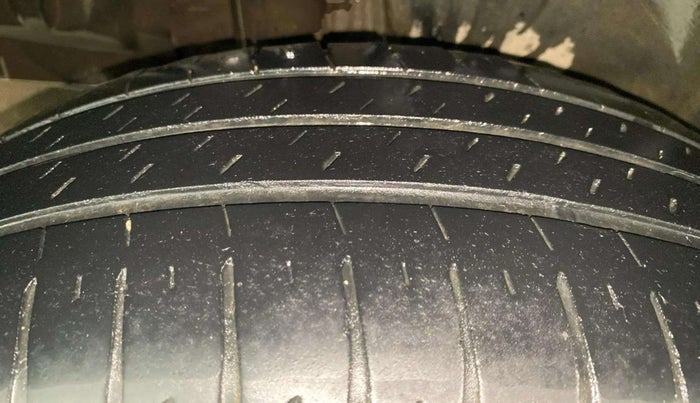 2022 Maruti Ertiga ZXI (O) CNG, CNG, Manual, 222 km, Right Rear Tyre Tread