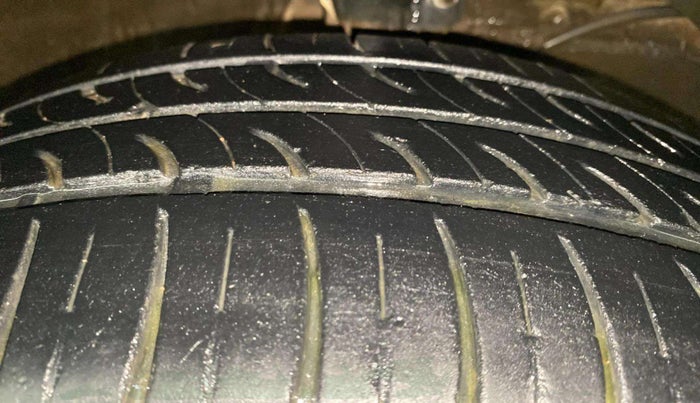 2022 Maruti Ertiga ZXI (O) CNG, CNG, Manual, 222 km, Right Front Tyre Tread
