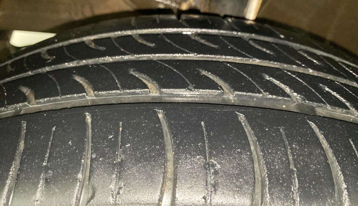 2022 Maruti Ertiga ZXI (O) CNG, CNG, Manual, 222 km, Left Front Tyre Tread