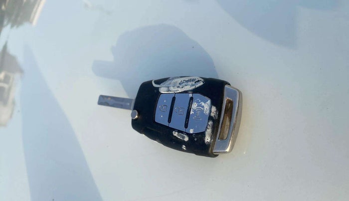 2021 Mahindra XUV300 W6 1.2 PETROL, Petrol, Manual, 99,780 km, Key Close Up