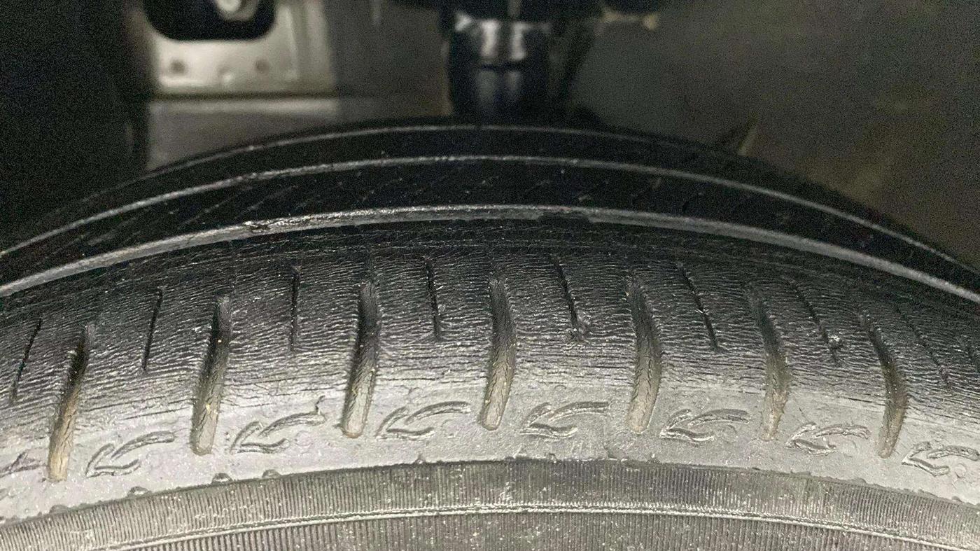 2023 Hyundai AURA SX 1.2 CNG, CNG, Manual, 40,328 km, Right Front Tyre Tread