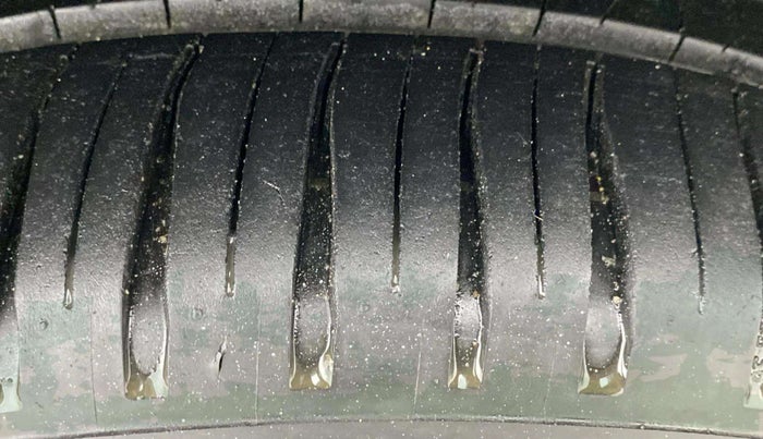 2013 Maruti Ertiga VXI, Petrol, Manual, 68,816 km, Right Front Tyre Tread