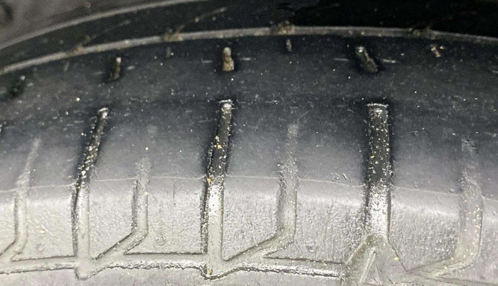 2013 Maruti Ertiga VXI, Petrol, Manual, 68,816 km, Left Rear Tyre Tread
