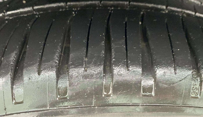 2013 Maruti Ertiga VXI, Petrol, Manual, 68,816 km, Right Rear Tyre Tread